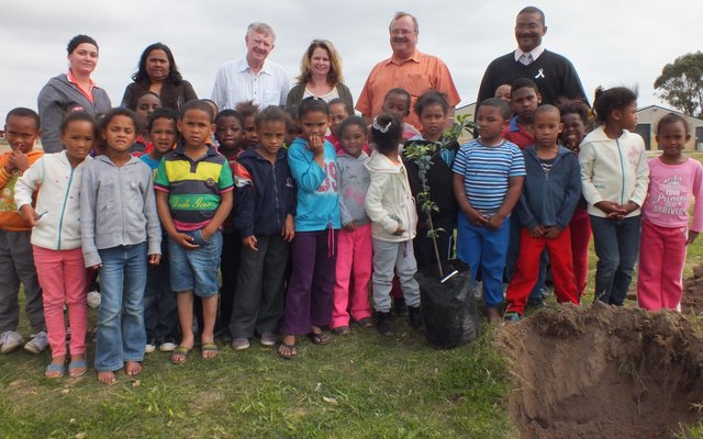 Gansbaai PrimÃªr se Gr Râ€™e saam met agter vlnr Jacqulene Uys, Helena Slamat, rdh Pieter Scholtz, Lauren Rainbird, Kat Myburgh en Tommy Volkwyn 